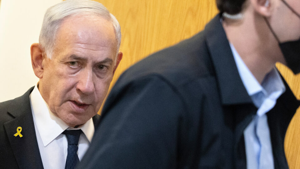 בנימין נתניהו, ראש ממשלת ישראל, בפתח אחד מימי עדותו במשפטו הפלילי. בית המשפט המחוזי בתל-אביב, 10.9.2025 (צילום: מוטי מילרוד)