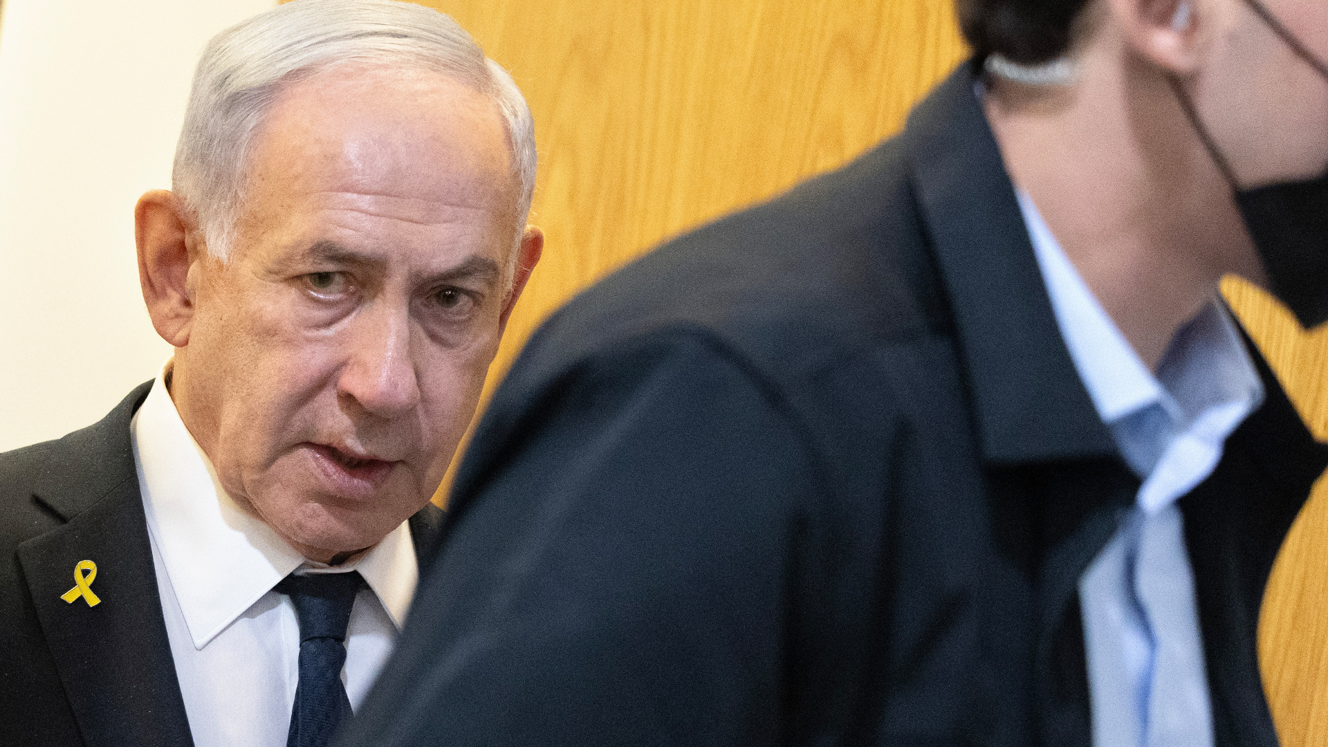 בנימין נתניהו, ראש ממשלת ישראל, בפתח אחד מימי עדותו במשפטו הפלילי. בית המשפט המחוזי בתל-אביב, 10.9.2025 (צילום: מוטי מילרוד)