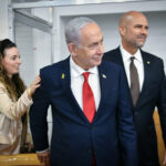 ראש ממשלת ישראל, בנימין נתניהו, עם יו"ר הכנסת אמיר אוחנה והשרה עידית סילמן בפתח אחד מימי עדותו במשפטו הפלילי (צילום: ראובן קסטרו)