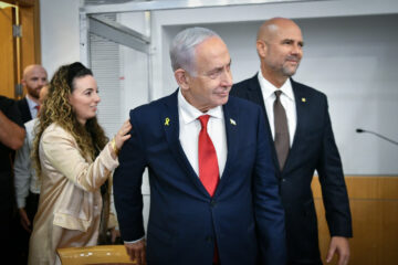 ראש ממשלת ישראל, בנימין נתניהו, עם יו"ר הכנסת אמיר אוחנה והשרה עידית סילמן בפתח אחד מימי עדותו במשפטו הפלילי (צילום: ראובן קסטרו)