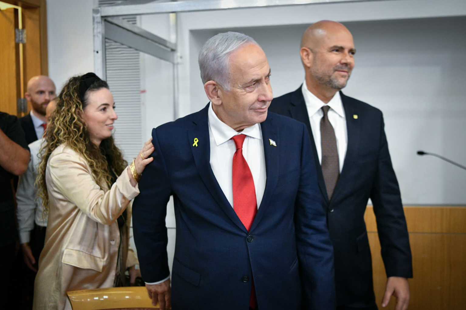 ראש ממשלת ישראל, בנימין נתניהו, עם יו"ר הכנסת אמיר אוחנה והשרה עידית סילמן בפתח אחד מימי עדותו במשפטו הפלילי (צילום: ראובן קסטרו)