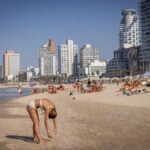 ישראלים מבלים בחוף הים בסוף נובמבר. תל-אביב, 2025 (צילום: מרים אלסטר, פלאש 90)