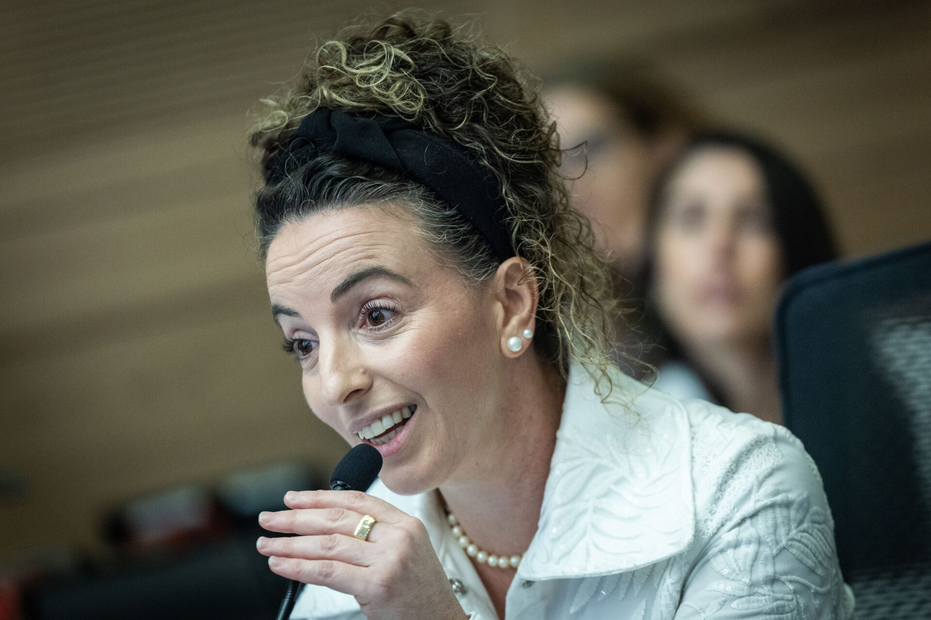 השרה להגנת הסביבה, עידית סילמן, בדיון בוועדת הפנים והגנת הסביבה של הכנסת, 24.11.2025 (צילום: יונתן זינדל, פלאש 90)