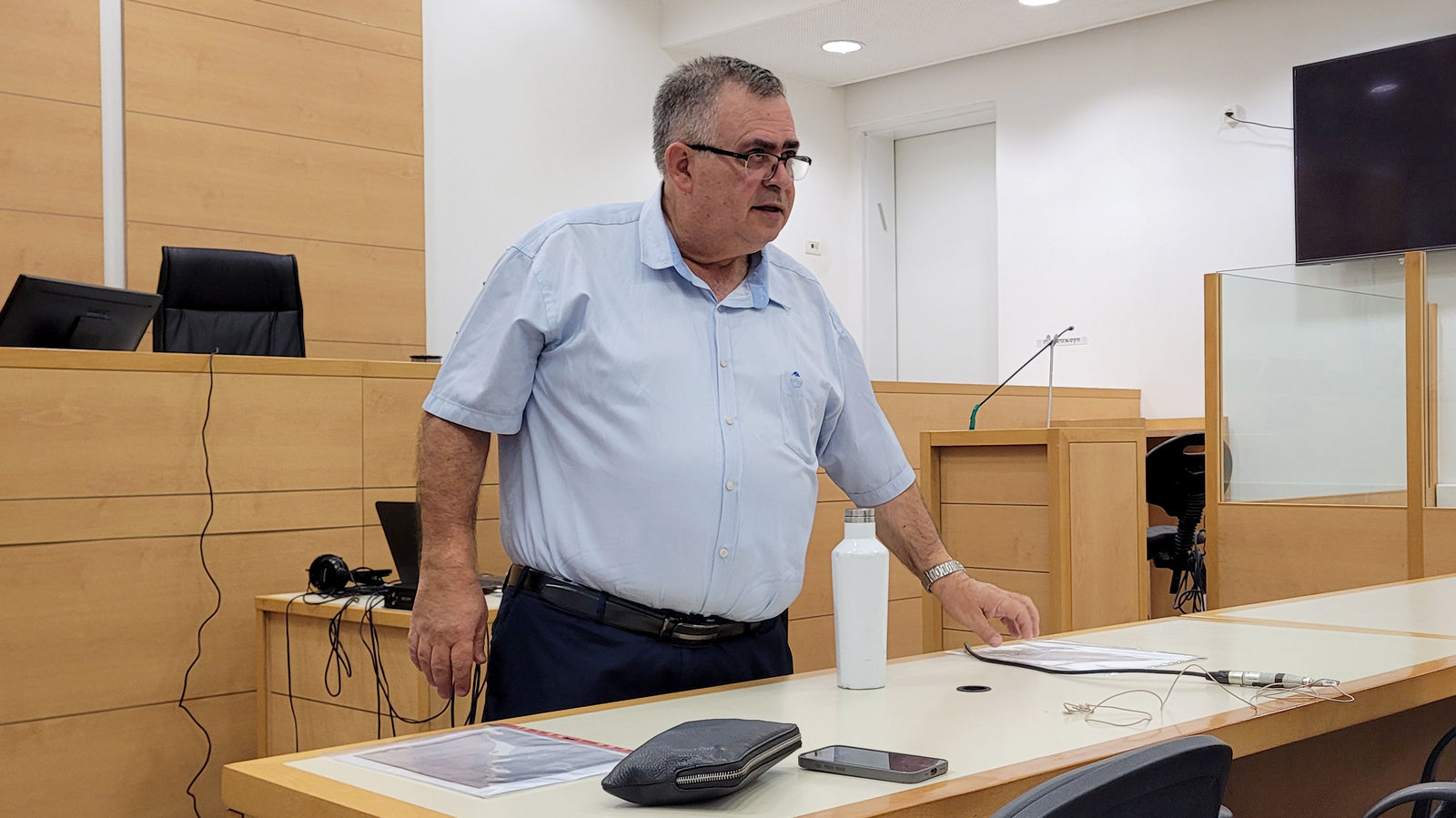 ח"כ דוד ביטן בפתח יום עדותו העשירי במשפט השוחד. בית המשפט המחוזי בלוד, 11.11.2025 (צילום: איתמר ב"ז)