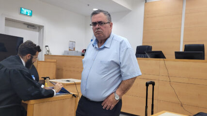 ח"כ דוד ביטן בפתח היום הראשון של חקירתו הנגדית במשפט השוחד שלו. בית המשפט המחוזי בלוד, 27.11.2025 (צילום: איתמר ב"ז)