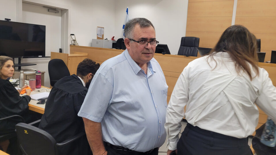 ח"כ דוד ביטן בפתח היום הראשון של חקירתו הנגדית במשפט השוחד שלו. בית המשפט המחוזי בלוד, 27.11.2025 (צילום: איתמר ב"ז)