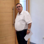 ח"כ דוד ביטן בפתח יום העדות השישי במשפט השוחד שלו. בית המשפט המחוזי בלוד, 28.10.2025 (צילום: איתמר ב"ז)