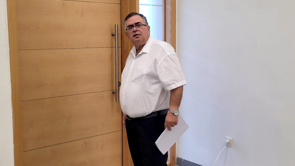 ח"כ דוד ביטן בפתח יום העדות השישי במשפט השוחד שלו. בית המשפט המחוזי בלוד, 28.10.2025 (צילום: איתמר ב"ז)