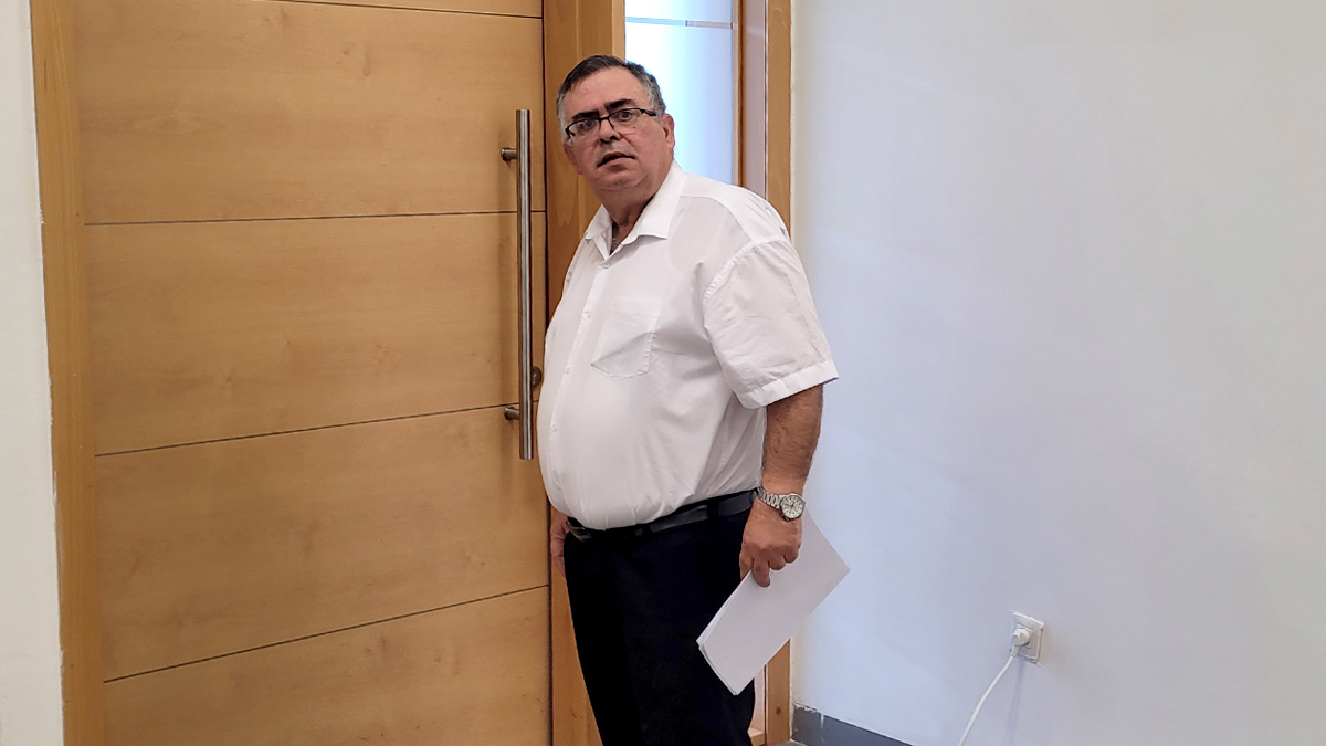 ח"כ דוד ביטן בפתח יום העדות השישי במשפט השוחד שלו. בית המשפט המחוזי בלוד, 28.10.2025 (צילום: איתמר ב"ז)