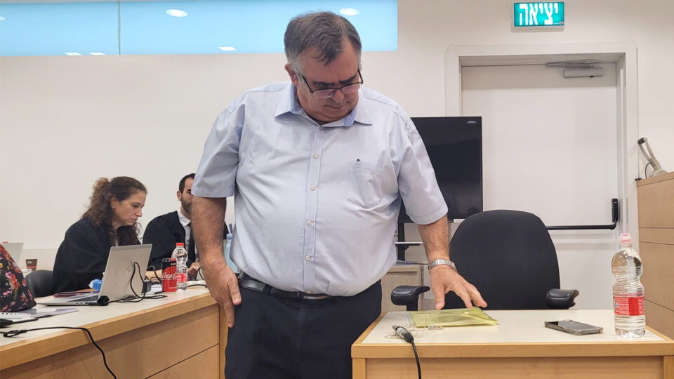 ח"כ דוד ביטן בפתח יום עדותו השמיני. בית המשפט המחוזי בלוד, 4.11.2025 (צילום: איתמר ב"ז)