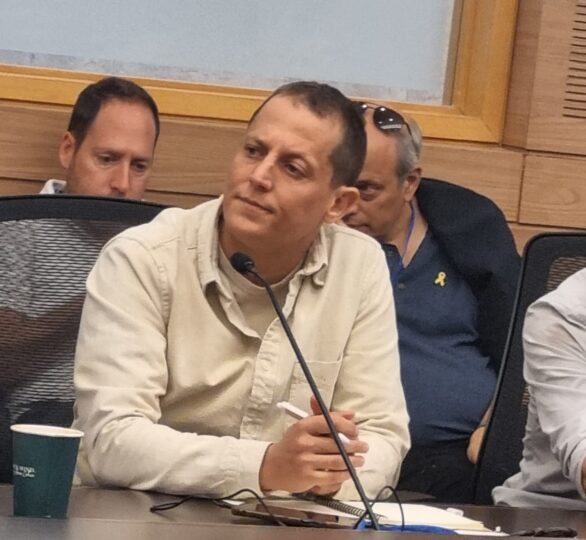 מנכ"ל מגמה ירוקה, אלעד הוכמן, בדיון בוועדת הפנים, 24 בנובמבר 2025 (ללא קרדיט, מאושר לשימוש)