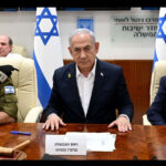 מימין: ראש המוסד דוד ברנע, רה"מ הנאשם בנימין נתניהו, מזכירו הצבאי של נתניהו רומן גופמן (צילום: אבי אוחיון, לע"מ)