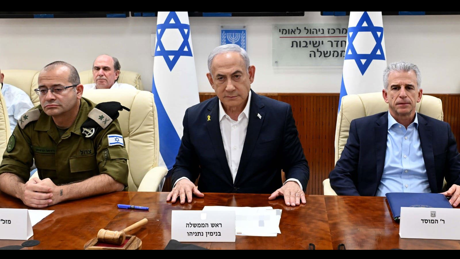 מימין: ראש המוסד דוד ברנע, רה"מ הנאשם בנימין נתניהו, מזכירו הצבאי של נתניהו רומן גופמן (צילום: אבי אוחיון, לע"מ)