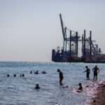 מתרחצים בחוף הים האדום באילת, נובמבר 2020 (צילום: יוסי אלוני, פלאש 90)