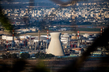 מבט על מתחם בתי הזיקוק במפרץ חיפה, יולי 2022 (צילום: שיר טורם, פלאש 90)