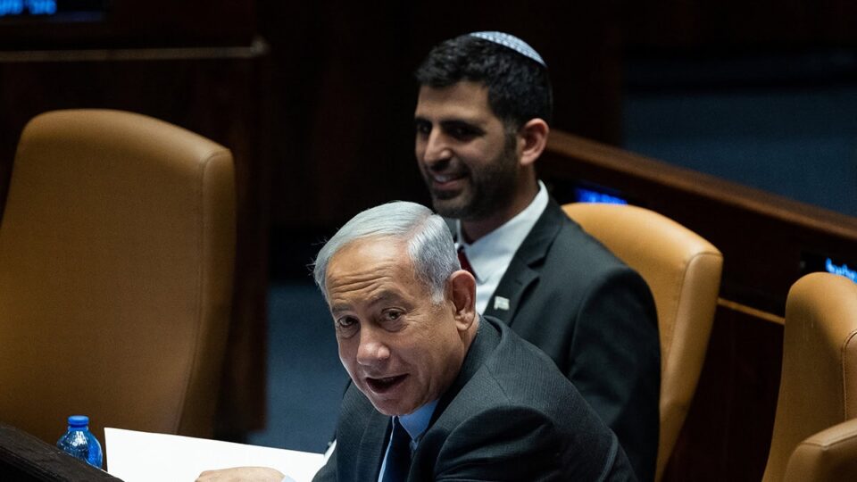 רה"מ בנימין נתניהו. מאחור: שר התקשורת שלמה קרעי (צילום: יונתן זינדל)