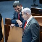 רה"מ בנימין נתניהו עם שר התקשורת שלמה קרעי. מימין: שר המשטרה איתמר בן-גביר. משמאל: שר המשפטים יריב לוין; מליאת הכנסת, 24.1.24 (צילום: יונתן זינדל)