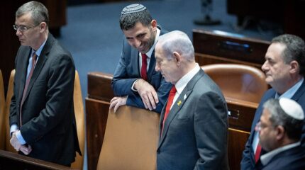 רה"מ בנימין נתניהו עם שר התקשורת שלמה קרעי. מימין: שר המשטרה איתמר בן-גביר. משמאל: שר המשפטים יריב לוין; מליאת הכנסת, 24.1.24 (צילום: יונתן זינדל)