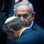 בנימין נתניהו, ראש ממשלת ישראל, עם השר איתמר בן-גביר. מליאת הכנסת, נובמבר 2025 (צילום: יונתן זינדל, פלאש 90)
