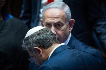 בנימין נתניהו, ראש ממשלת ישראל, עם השר איתמר בן-גביר. מליאת הכנסת, נובמבר 2025 (צילום: יונתן זינדל, פלאש 90)