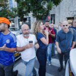 עיתונאי חדשות 12 גיא פלג (מימין) והעבריין המורשע מרדכי דוד (משמאל), מחוץ לבית המשפט בתל-אביב, 27.11.25 (צילום: טל גל)