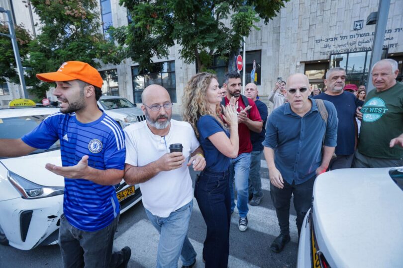 עיתונאי חדשות 12 גיא פלג (מימין) והעבריין המורשע מרדכי דוד (משמאל), מחוץ לבית המשפט בתל-אביב, 27.11.25 (צילום: טל גל)