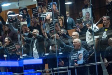 משפחות שכולות מוחות נגד חקיקת החוק נגד ועדת חקירה ממלכתית לאירועי ה-7 באוקטובר, מליאת הכנסת, 24..12.25 (צילום: יונתן זינדל)