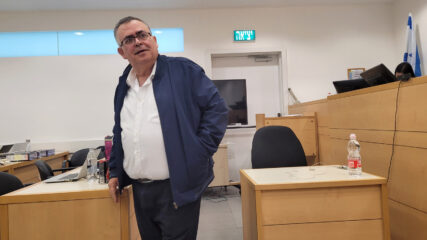ח"כ דוד ביטן בפתח יום עדותו ה-17. בית המשפט המחוזי בלוד, 18.12.2025 (צילום: איתמר ב"ז)