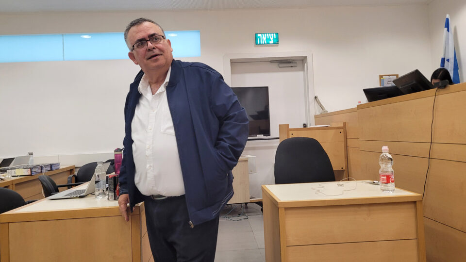 ח"כ דוד ביטן בפתח יום עדותו ה-17. בית המשפט המחוזי בלוד, 18.12.2025 (צילום: איתמר ב"ז)