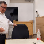 ח"כ דוד ביטן בפתח יום עדותו ה-13. בית המשפט המחוזי בלוד, 2.12.2025 (צילום: איתמר ב"ז)