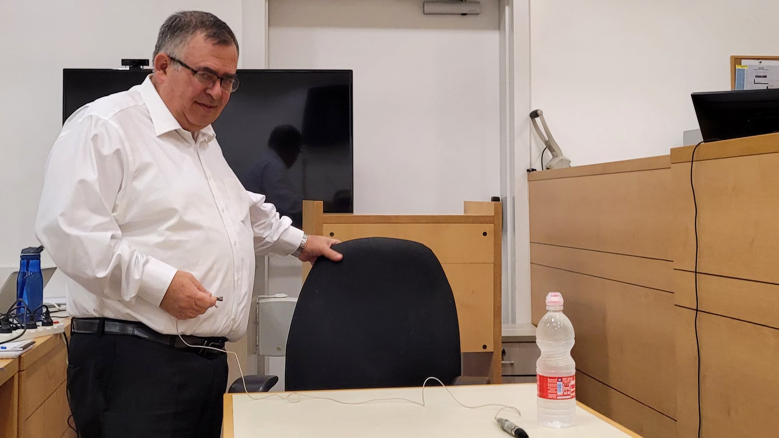 ח"כ דוד ביטן בפתח יום עדותו ה-13. בית המשפט המחוזי בלוד, 2.12.2025 (צילום: איתמר ב"ז)