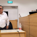 ח"כ דוד ביטן בפתח יום עדותו ה-13. בית המשפט המחוזי בלוד, 2.12.2025 (צילום: איתמר ב"ז)