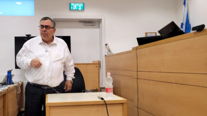 ח"כ דוד ביטן בפתח יום עדותו ה-13. בית המשפט המחוזי בלוד, 2.12.2025 (צילום: איתמר ב"ז)