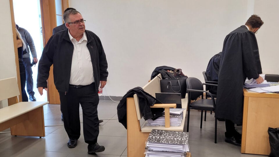 ח"כ דוד ביטן בפתח יום עדותו ה-14. בית המשפט המחוזי בלוד, 9.12.2025 (צילום: איתמר ב"ז)