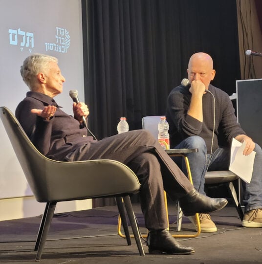 השופטת בדימוס נאוה בן-אור עם המראיין, אורי תובל, בכנס "תלם" על פרשת הכסף הקטארי. בית ציוני אמריקה, תל-אביב, 29.12.2025 (צילום: איתמר ב"ז)