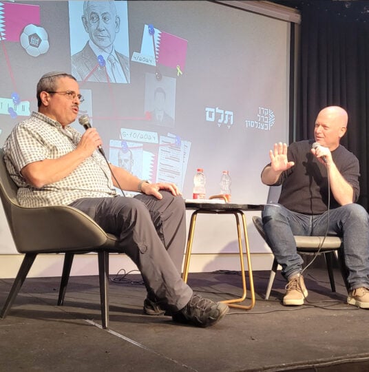 המפכ"ל בדימוס רוני אלשיך עם המראיין, אורי תובל, בכנס "תלם" על פרשת הכסף הקטארי. בית ציוני אמריקה, תל-אביב, 29.12.2025 (צילום: איתמר ב"ז)