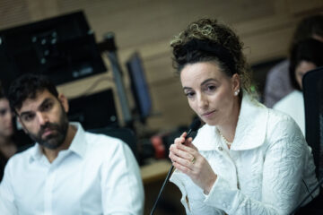 השרה להגנת הסביבה עידית סילמן בכנסת, יוני 2025. משמאל: מנכ"ל המשרד, רמי רוזן (צילום: יונתן זינדל, פלאש 90)