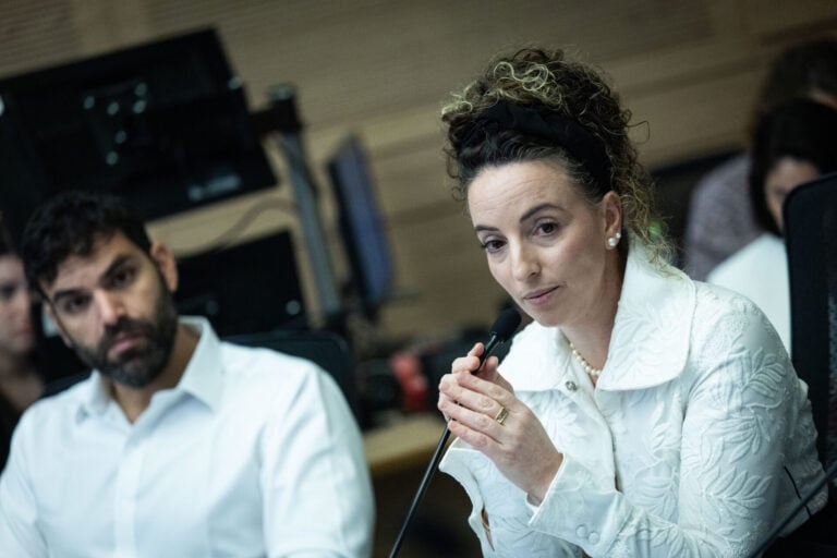 השרה להגנת הסביבה עידית סילמן בכנסת, יוני 2025. משמאל: מנכ"ל המשרד, רמי רוזן (צילום: יונתן זינדל, פלאש 90)