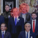 יו"ר רע"מ מנסור עבאס ורה"מ הנאשם בנימין נתניהו. השבעת הכנסת, 15.11.2022 (צילום: אוליבייה פיטוסי)