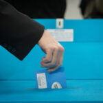 מצביע בקלפי (צילום: יונתן זינדל)