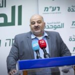 יו"ר רע"מ ח"כ מנסור עבאס בישיבת סיעה, כנסת ישראל, 24.11.25 (צילום: חיים גולדברג)