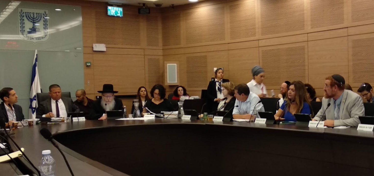 השר יעקב ליצמן בוועדת הכלכלה לצד ח"כ איתן כבל, בעת דיון על החוק לאיסור פרסום מוצרי טבק, 2018 (צילום: שבי גטניו)