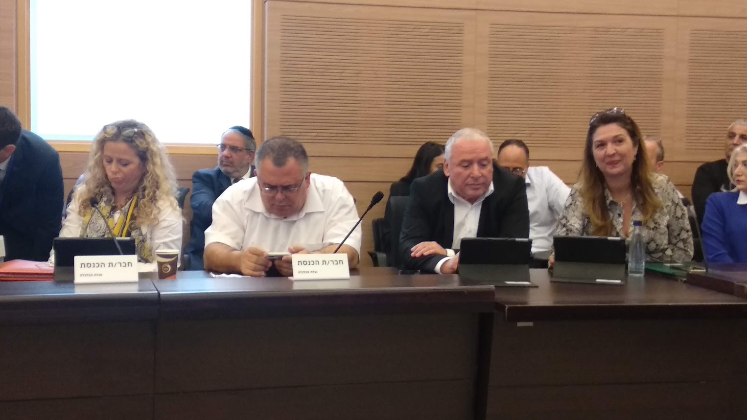 ח"כ דודי אמסלם וח"כ אסנת מארק (בכחול מימין), דיון על החוק לאיסור פרסום מוצרי טבק בוועדת הכלכלה של הכנסת, 2018 (צילום: שבי גטניו)