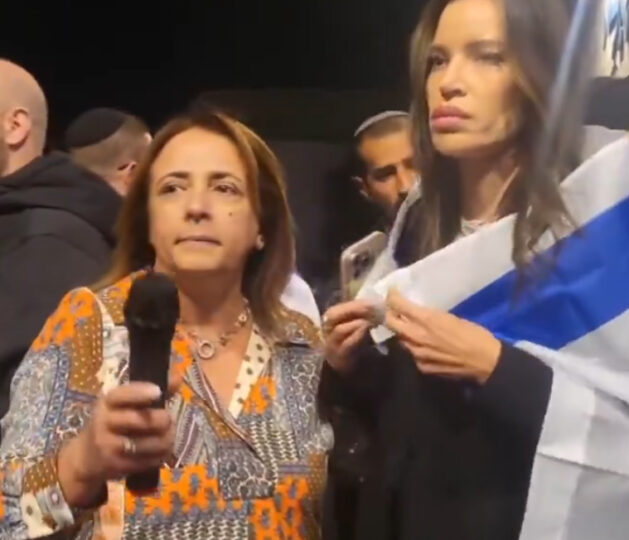 פעילת הליכוד רחלי בן-ארי סקעת (משמאל), בצילום מסך מתוך סרטון שפורסם בדף הפייסבוק שלה