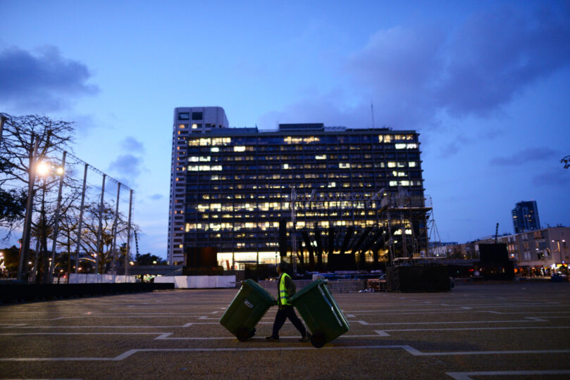 בניין עיריית תל-אביב בשעת ערב, אפריל 2018 (צילום: תומר נויברג, פלאש 90)