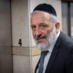 ח"כ אריה דרעי מחוץ לישיבת סיעת ש"ס בדבר פרישה מהממשלה בשל חוק ההשתמטות, 5.5.25 (צילום: חיים גולרברג)