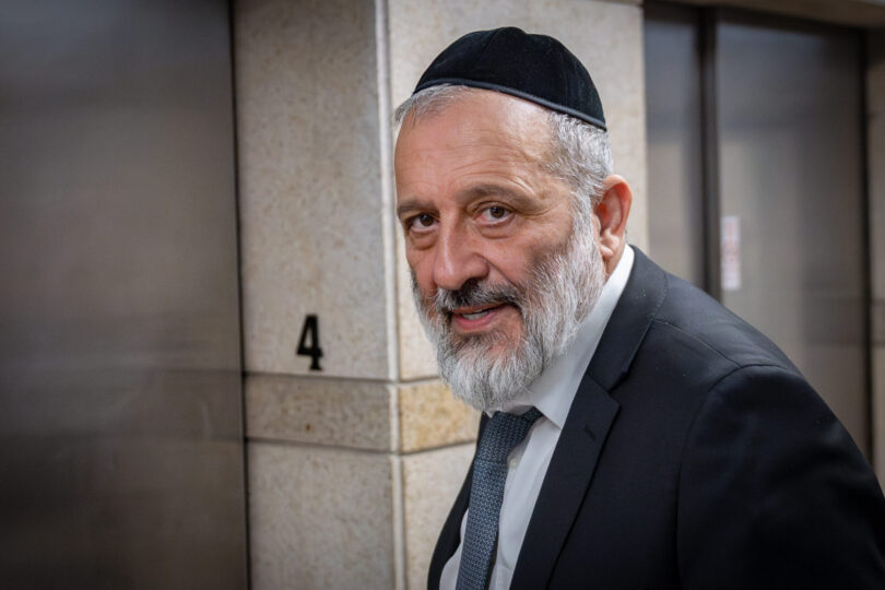 ח"כ אריה דרעי מחוץ לישיבת סיעת ש"ס בדבר פרישה מהממשלה בשל חוק ההשתמטות, 5.5.25 (צילום: חיים גולרברג)