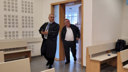 ח"כ דוד ביטן עם סנגורו, עו"ד דרור מתתיהו. בית המשפט המחוזי בלוד, 24.2.2026 (צילום: איתמר ב"ז)