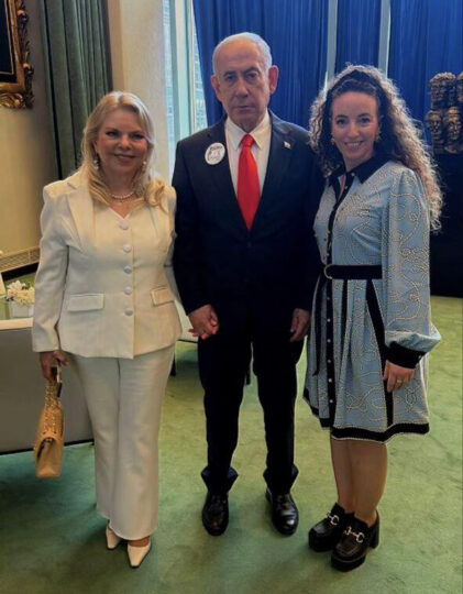השרה עידית סילמן עם ראש הממשלה, בנימין נתניהו, ואשתו שרה, בתמונה שפורסמה בחשבונות המדיה החברתית של סילמן