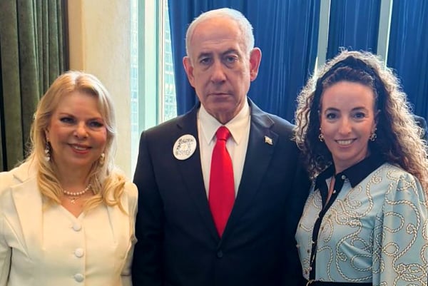 השרה עידית סילמן עם ראש הממשלה, בנימין נתניהו, ואשתו שרה, בתמונה שפורסמה בחשבונות המדיה החברתית של סילמן במהלך נסיעתה לניו-יורק בספטמבר 2025